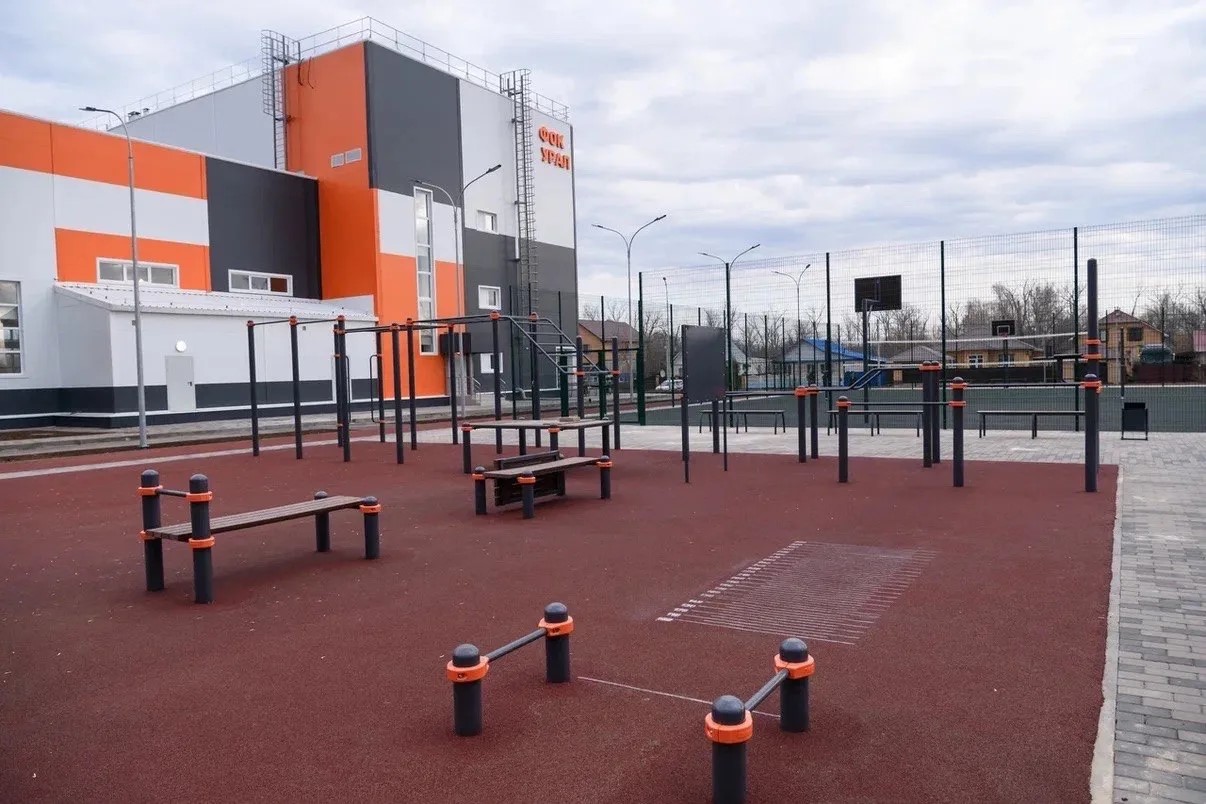 Занятия физкультурой и спортом на селе: Игорь Комаров и Евгений Солнцев осмотрели новый ФОК.