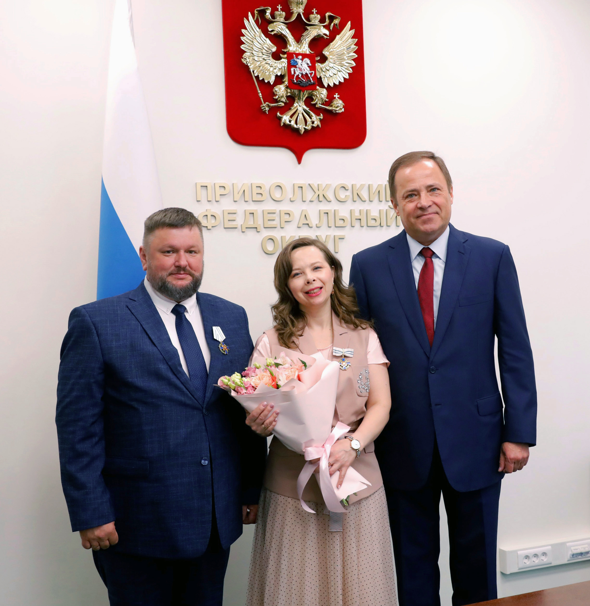 Игорь Комаров вручил многодетной семье из Кирова государственную награду Российской Федерации.