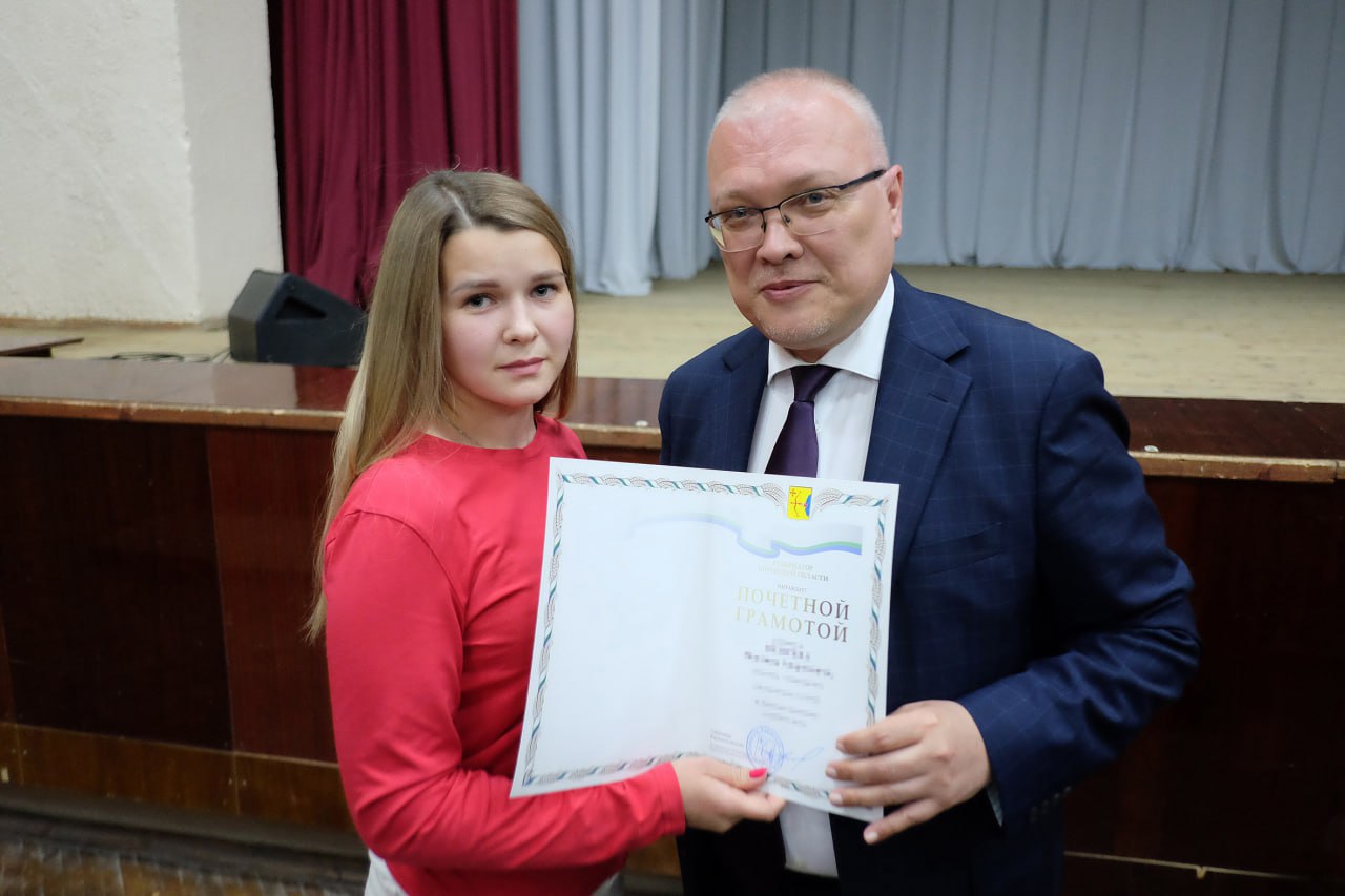 Александр Соколов вручил почетную грамоту жене разведчика  Губернатор отметил военнослужащего за образцовое выполнение служебного долга.