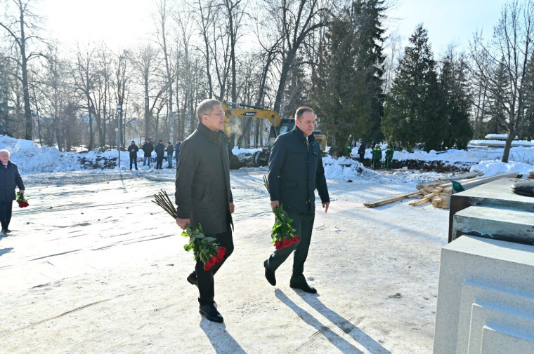 Игорь Комаров и Радий Хабиров почтили память первого Президента Башкортостана Муртазы Рахимова.